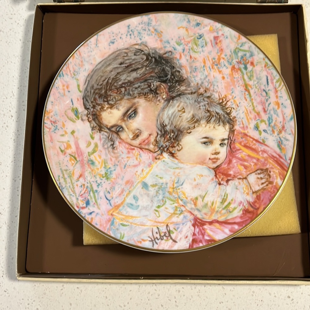 1976 Hibel Collector Plate 'Marilyn and Child' with Box,Royal Doulton Bone China
